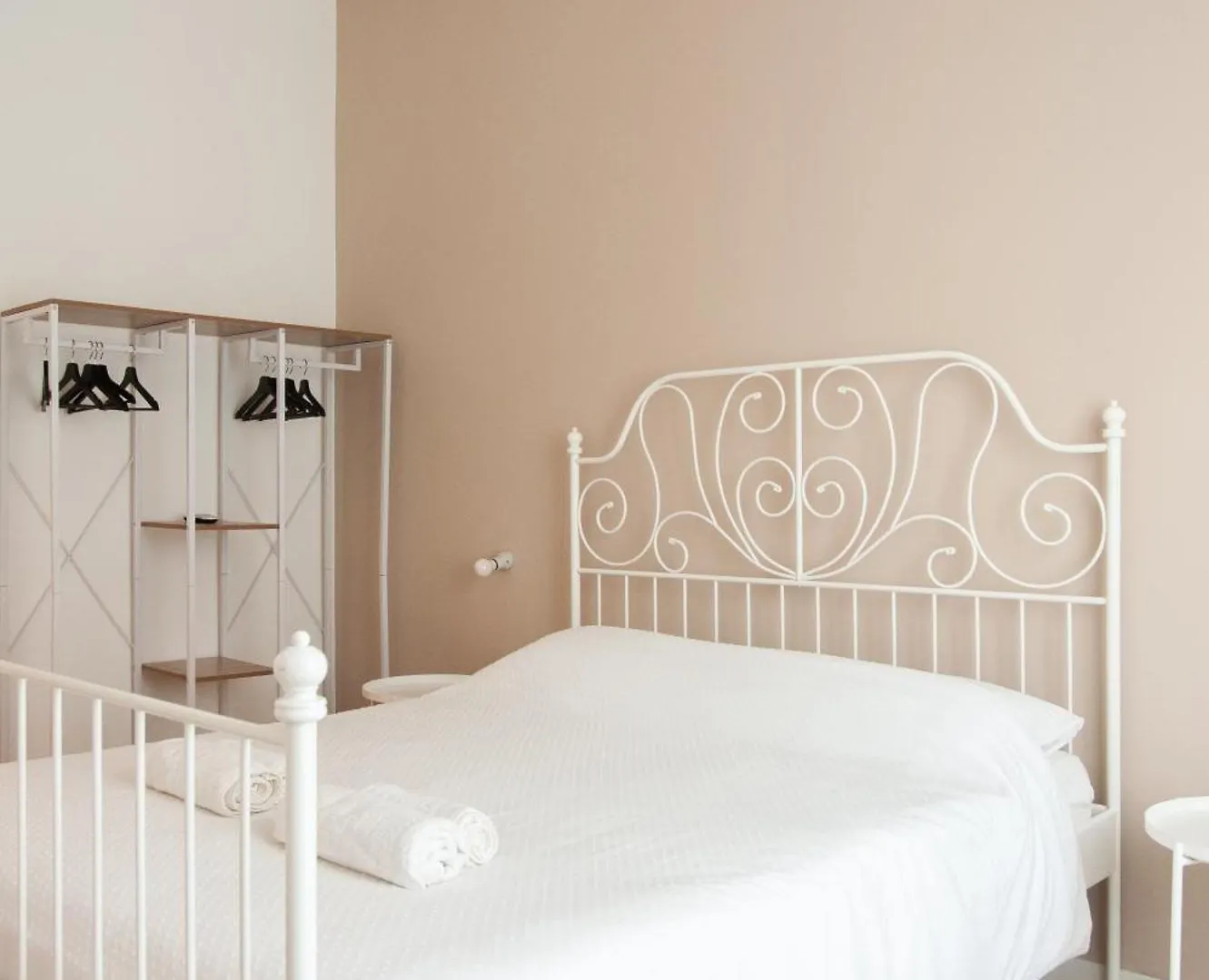 Three Rooms אלגהרו